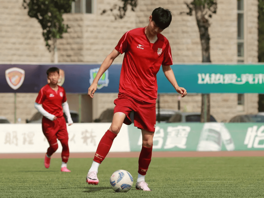 包含国内顶尖足球联赛火爆展开，球员们为荣誉战斗的词条