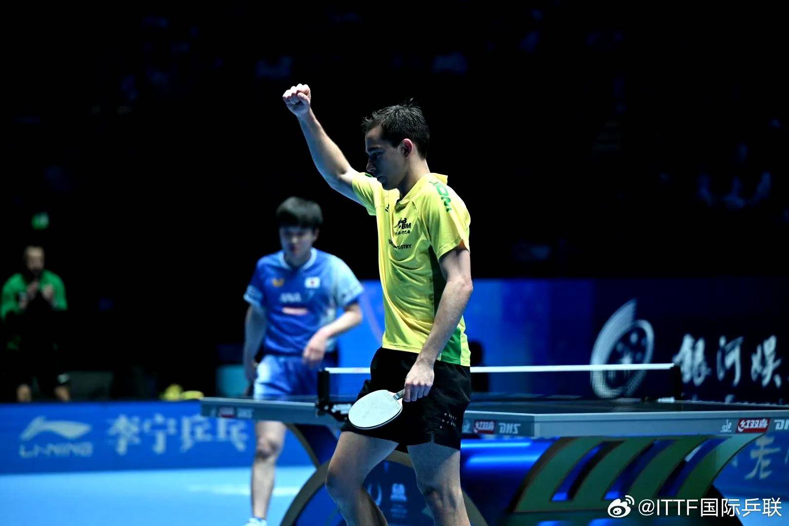 乒乓球选手大显身手夺得双打冠军