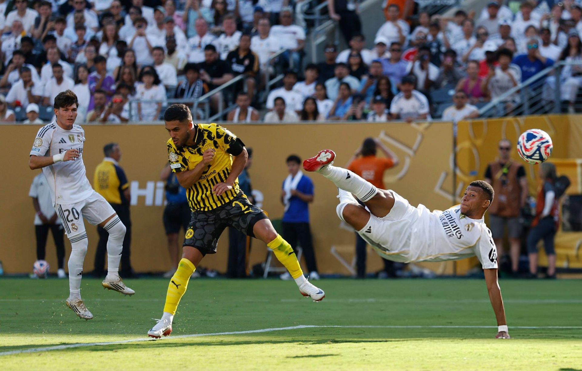 足球惊险逆转取胜,粉丝狂欢不已的简单介绍 足球惊险逆转取胜,粉丝狂欢不已的简单介绍