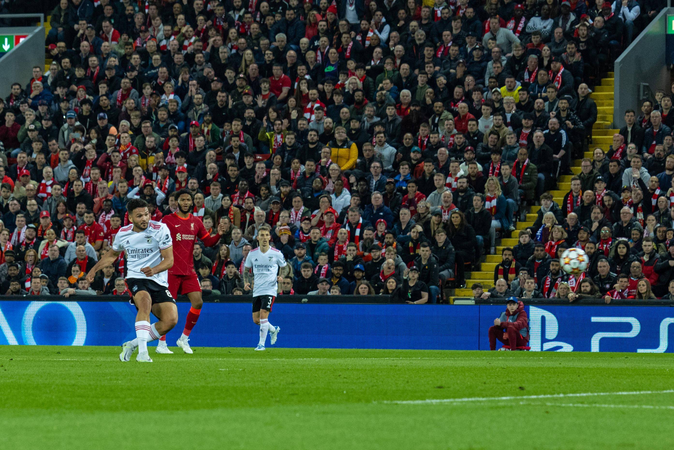 足球惊险逆转取胜,粉丝狂欢不已的简单介绍 足球惊险逆转取胜,粉丝狂欢不已的简单介绍