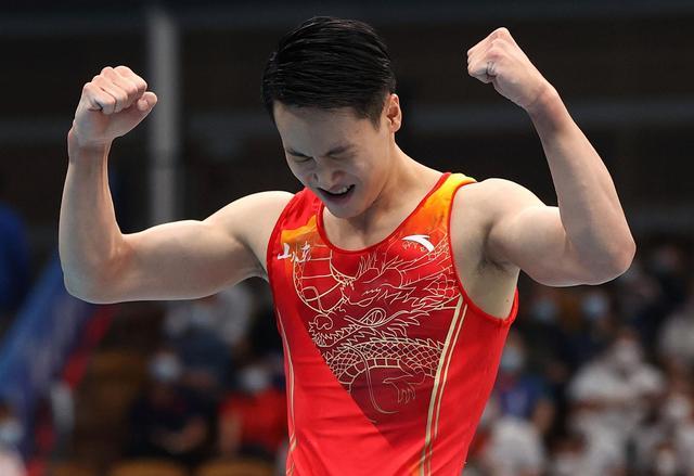 体操球员突破自我，表现堪称完美