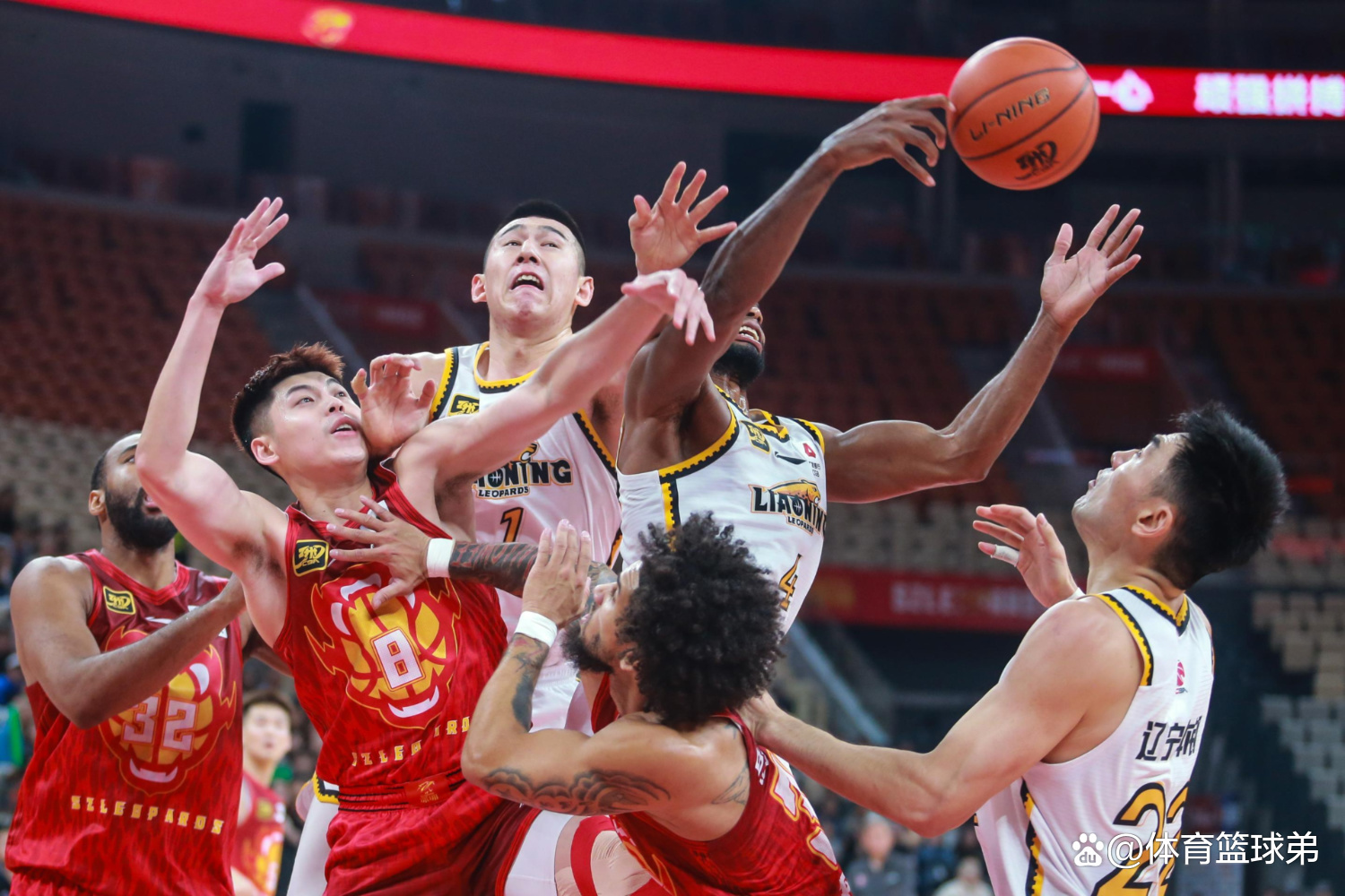 深圳队员突破困境,杀出重围 深圳队员突破困境,杀出重围