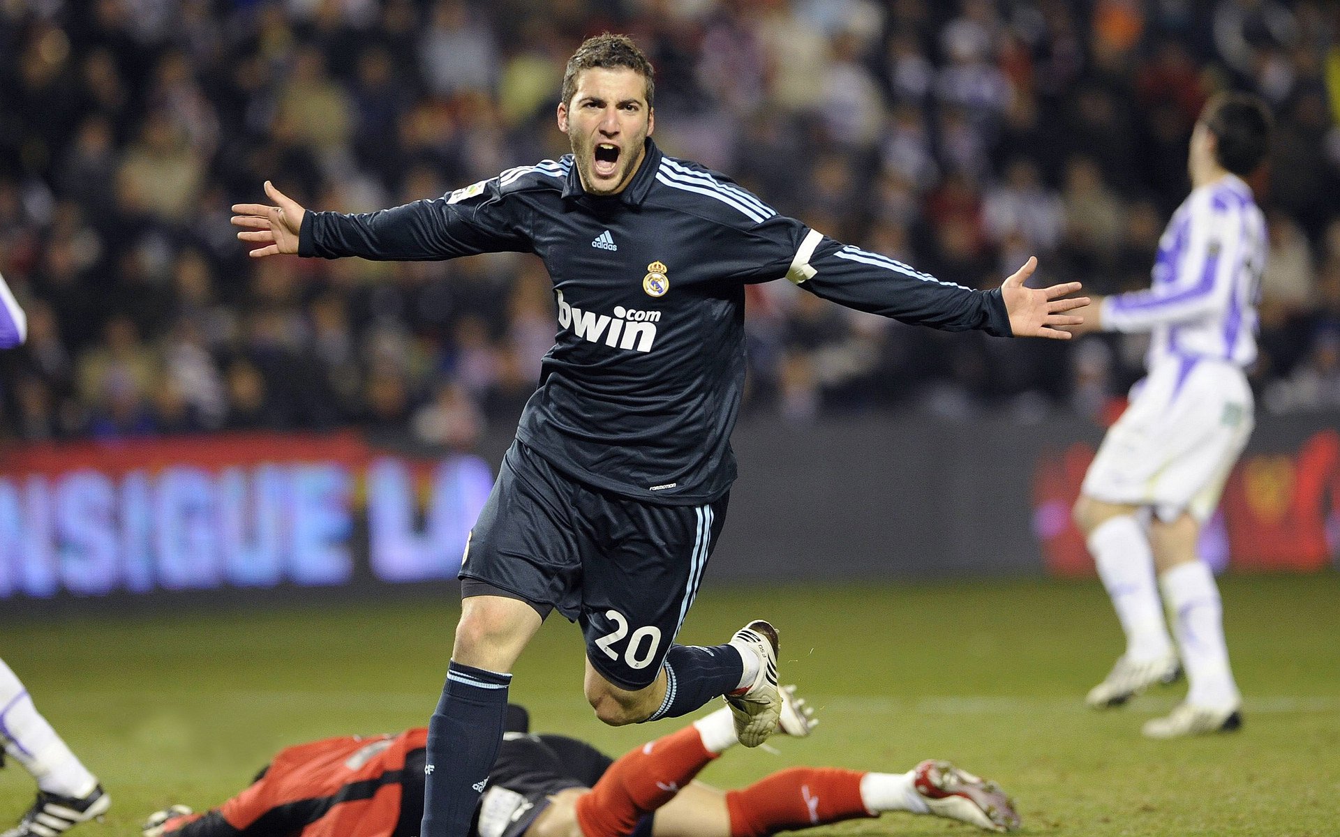 在萨拉赫的暗影中，达菲如何用一粒头球定义证明自己